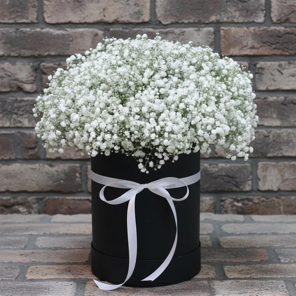 Цветочная композиция из Гипсофила в шляпной коробке в Машково