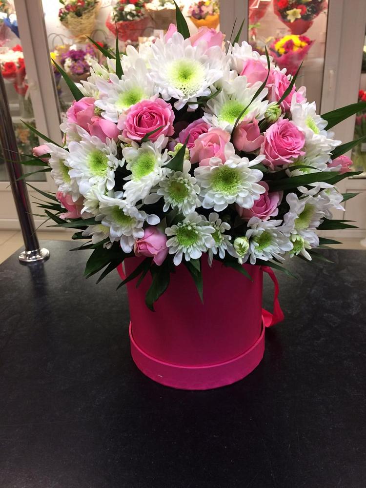 Цветочная композиция из Розы и Хризантемы в шляпной коробке в Машково