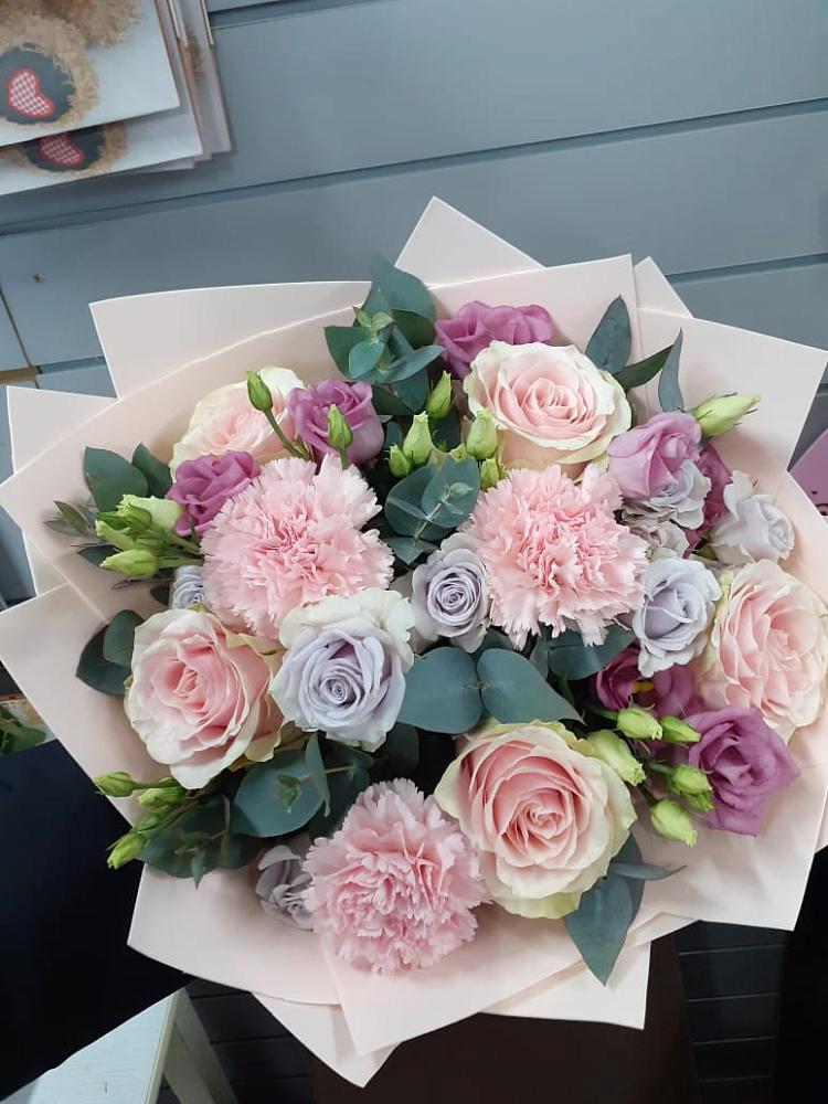 Букет цветов из: Розы, Гвоздики и Лизиантусы в Машково